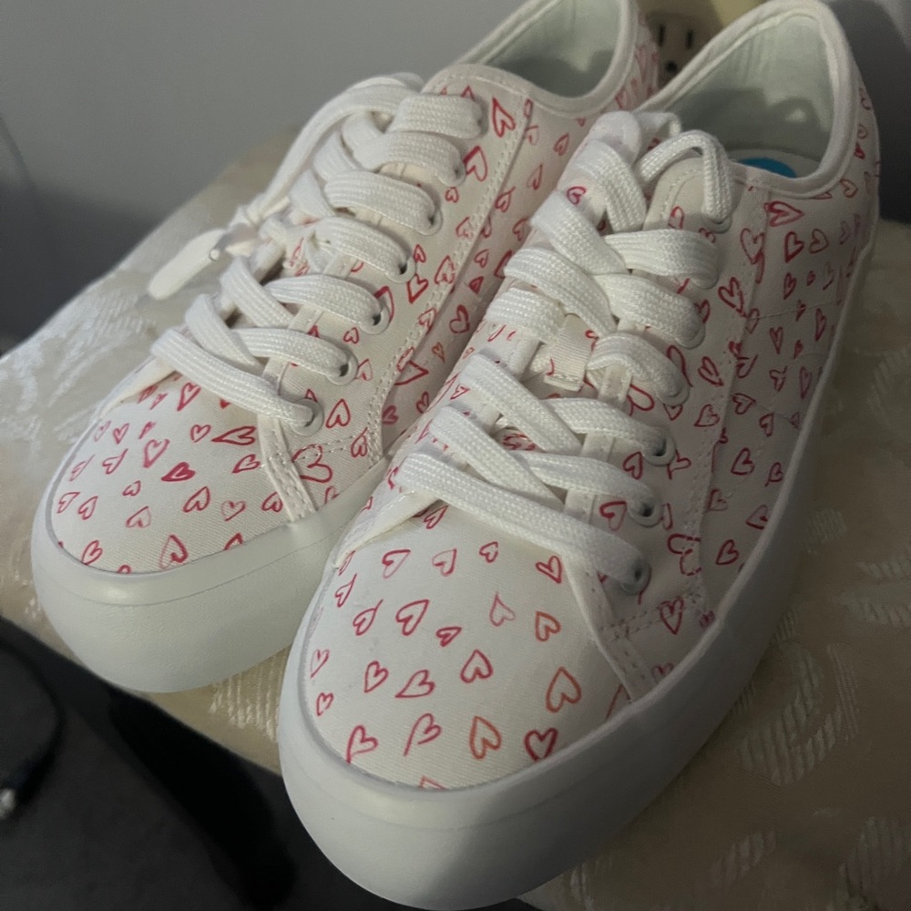 NWT Beautiful White Sneakers with Hearts - Picture 2 of 7